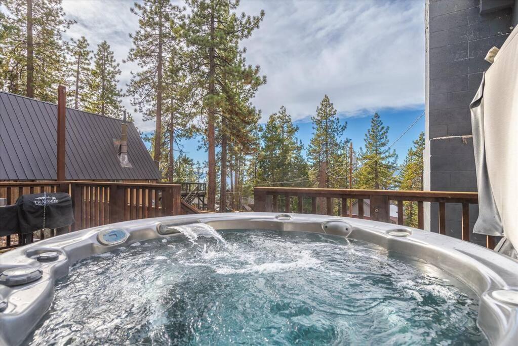 Lake Views, Pet-Friendly Cabin With Hot-Tub In King'S Beach كينغس بيتش المظهر الخارجي الصورة